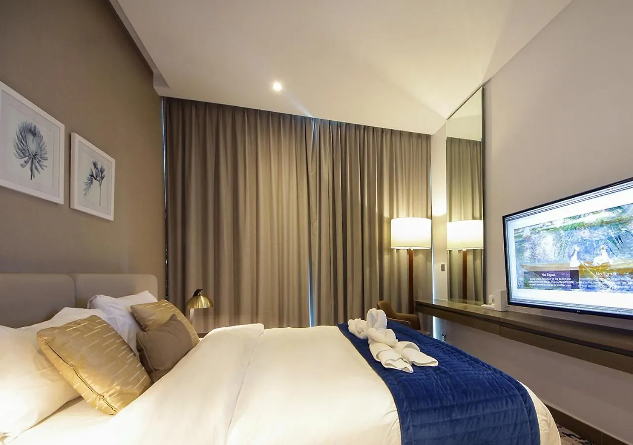 Luxury Damac Studio W Canal View Near Burj Khalifa Dubai